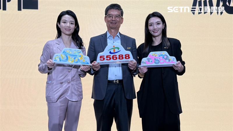 左起55688集團執行長林念臻、董事長林村田與品牌發言人林念穎，父親與兩位女兒首度一起站上台上。（圖／記者李育道攝影）