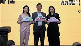 左起55688集團執行長林念臻、董事長林村田與品牌發言人林念穎，父親與兩位女兒首度一起站上台上。（圖／記者李育道攝影）