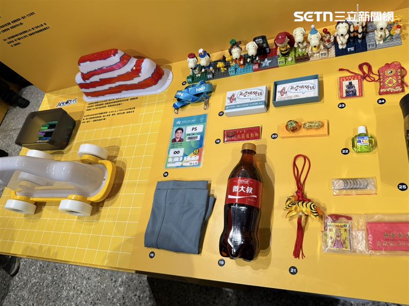 55688集團今（3）日舉辦「20週年品牌展暨代言人合作記者會」現場分享司機駕駛與客人間的暖心故事與物品。（圖／記者李育道攝影）