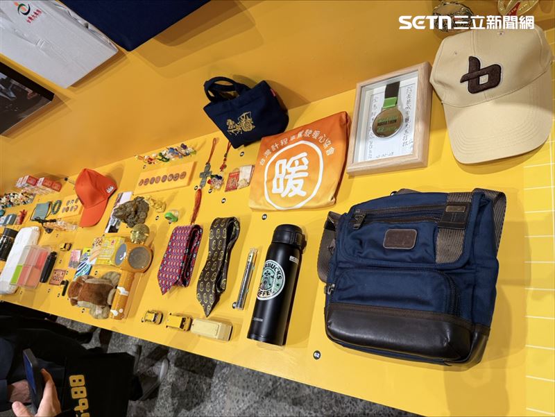一個水壺、一頂帽子都是乘載著客人與駕駛間的回憶。（圖／記者李育道攝影）