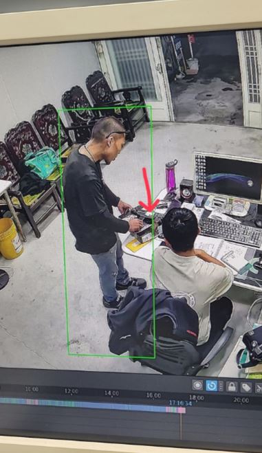 平頭男隨後將衝鋒槍拿到隔壁店家表示要販售6萬元。（圖／翻攝自Threads @luzonglun_）