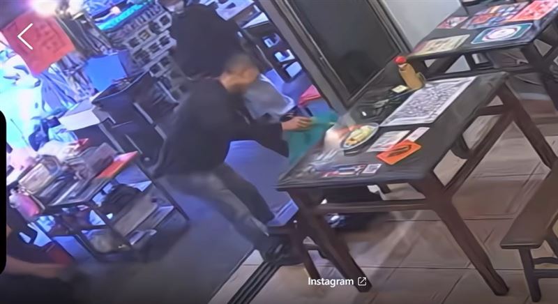 平頭男包包掉出一把衝鋒槍，顧客與老闆娘撞見氣氛瞬間凍結。（圖／翻攝自Threads @luzonglun_）