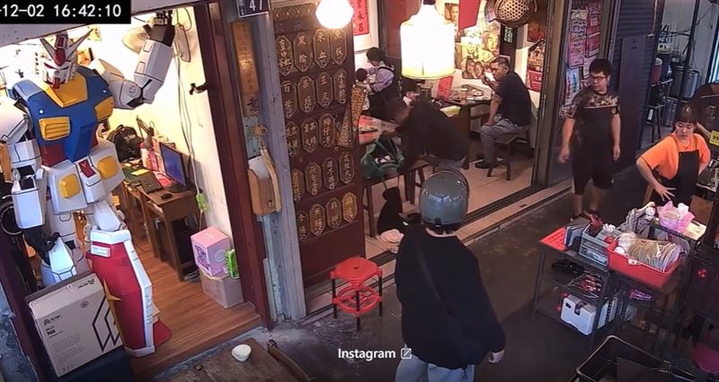 平頭男子點了黑輪卻不用餐，左右張望，行跡詭異。（圖／翻攝自Threads @luzonglun_）