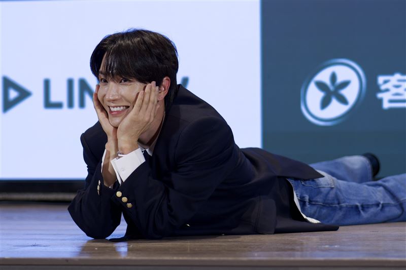 利特趴在地上，展現可愛。（圖／記者鄭孟晃攝影）