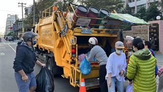 追垃圾車跌倒！台中男持西瓜刀追砍清潔員