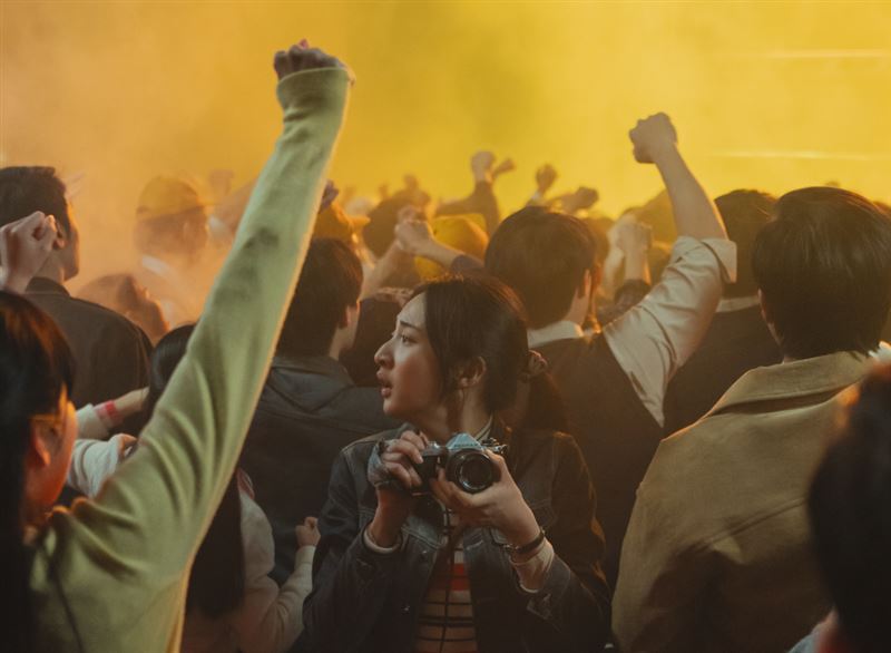 《那張照片裡的我們》出動300名臨演打造逼真抗議場面，李沐飾演的賢英在人群中記錄下一切。（圖／瀚草文創GrX STUDIO提供）