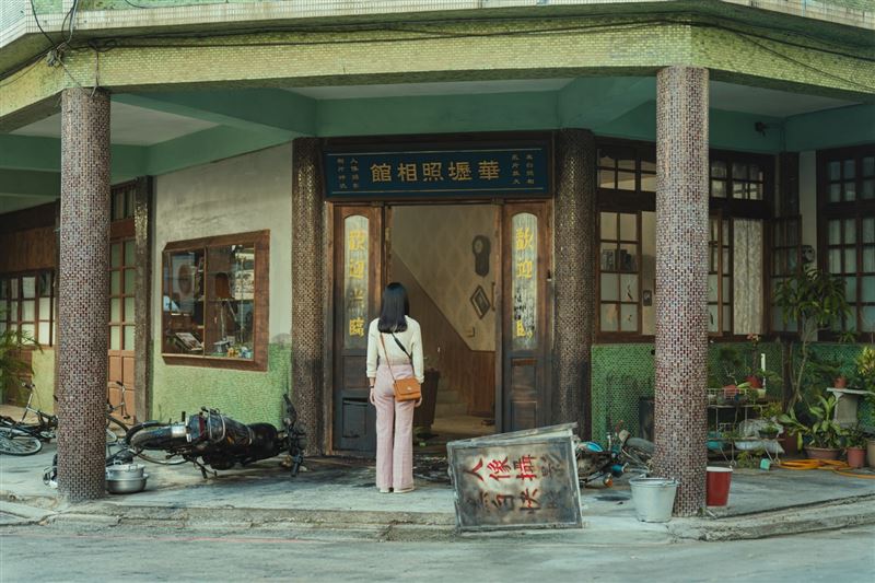 片中相館拍攝地在中壢，且該棟大樓恰巧也是1977年完工，原是一間早餐店，相當有緣分。（圖／瀚草文創GrX STUDIO提供）