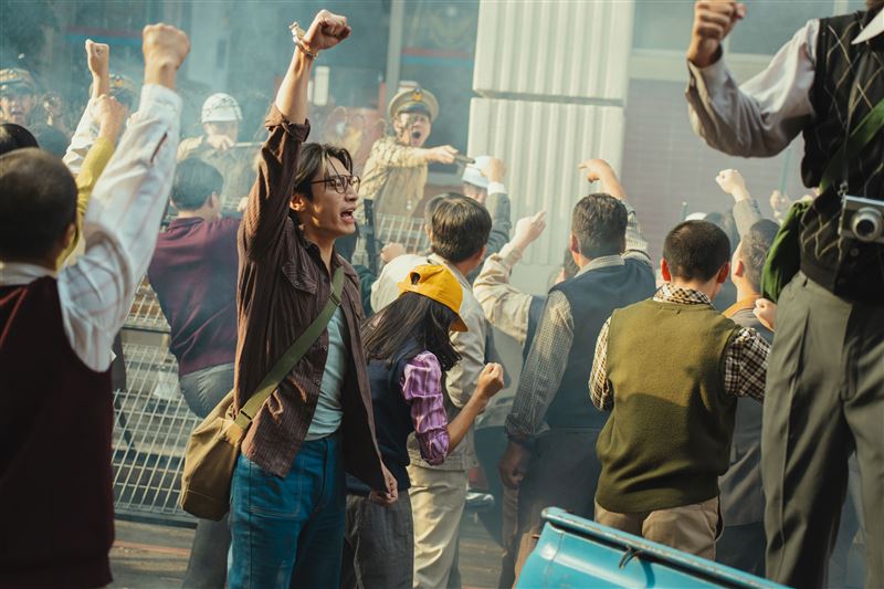 宋柏緯在《那張照片裡的我們》拍攝抗爭大場面，相當震撼人心。（圖／瀚草文創GrX STUDIO提供）