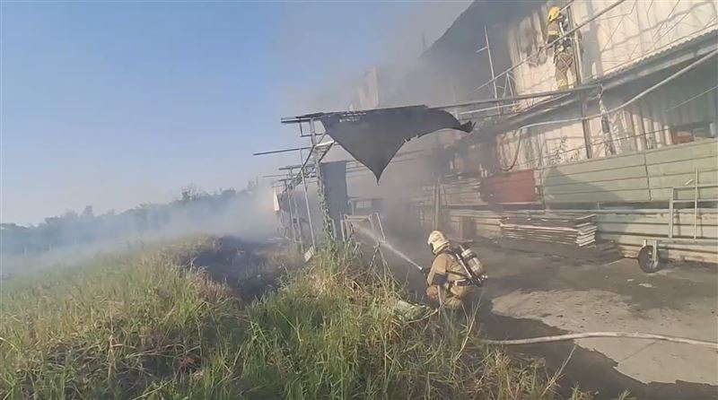 百年炭雕行倉庫竄出陣陣濃煙。（圖／翻攝畫面）