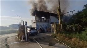 台南,百年炭雕行,倉庫,火煙,火勢延燒,轎車燒毀（圖／翻攝畫面）