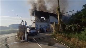 新／台南「百年炭雕行」竄火煙！2車燒毀