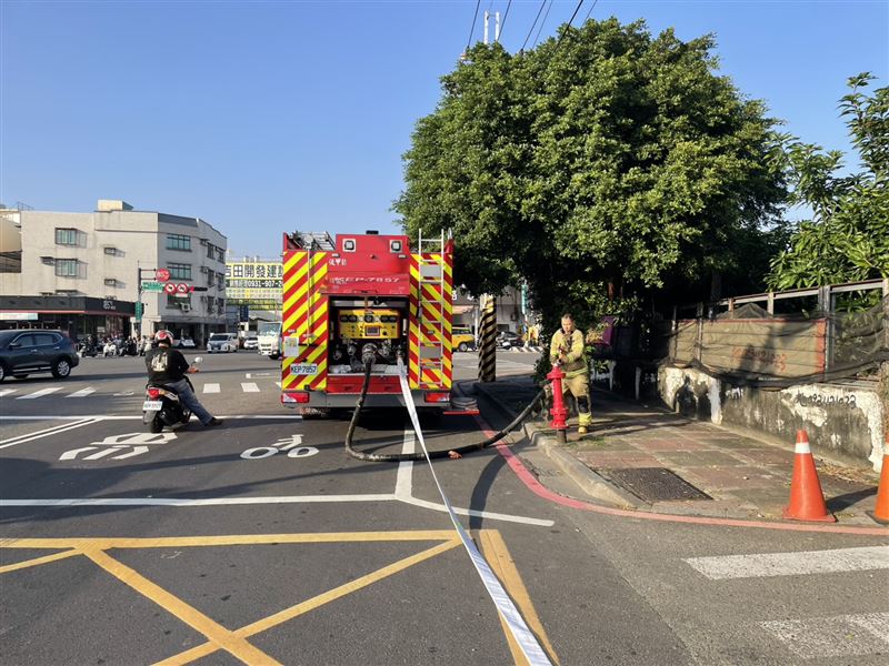 南區某炭雕倉庫驚傳火警，消防獲報前往救援。（圖／翻攝畫面）