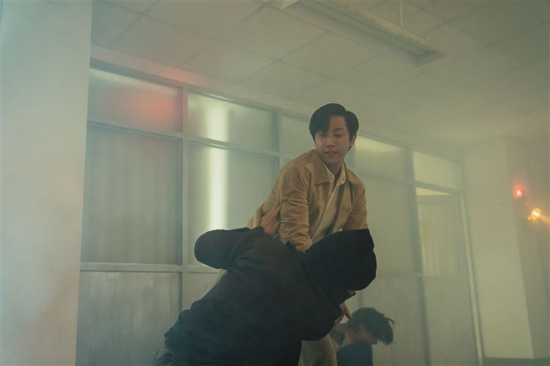 振永在《那張照片裡的我們》保護李沐和宋柏緯對抗黑衣人。（圖／瀚草文創GrX STUDIO提供）