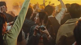 《那張照片裡的我們》出動300名臨演打造逼真抗議場面，李沐飾演的賢英在人群中記錄下一切。（圖／瀚草文創GrX STUDIO提供） 