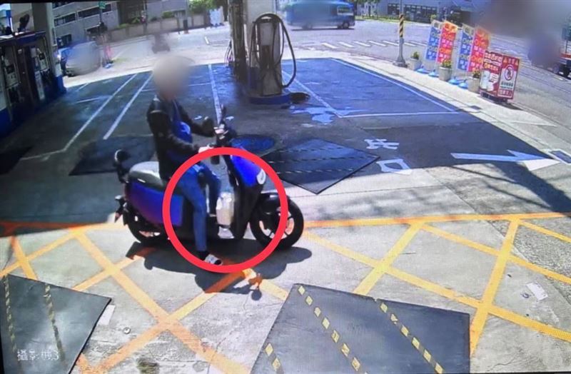 另一角度拍下戴男在加油站過程。（圖／翻攝畫面）