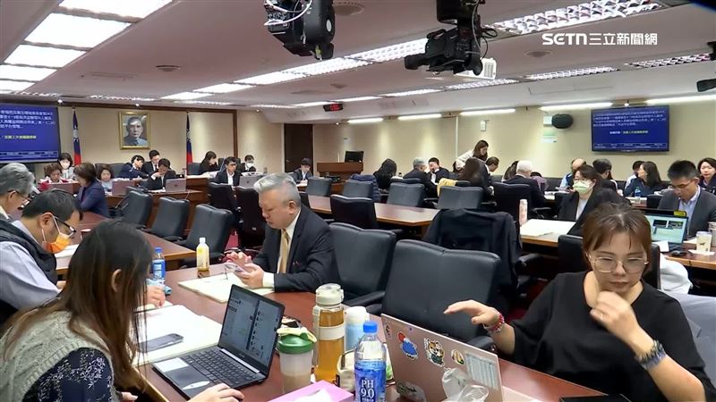 立法院衛環委員會在今天進行外送專法草案逐條審查
