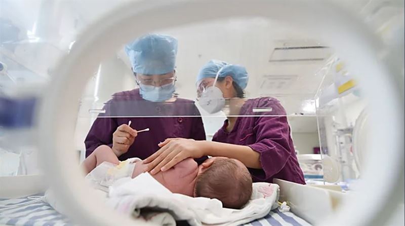 中國出生人口全球佔比首度跌破7%！孩子越生越少，可怕的是中國年輕人開始「不再相信未來」。（示意圖／翻攝自微博）