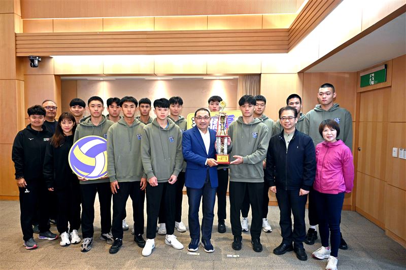 華僑高中全勝封王！橫掃北港媽祖盃排球賽，勇奪男子甲組冠軍。（圖／新北市政府提供）