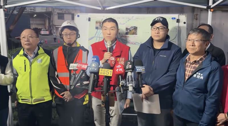 基隆河染油污！市府、台水連夜合作清淤