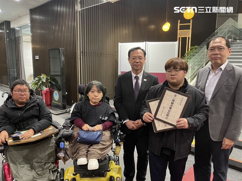 石崇良與身障團體會談1個多小時。（圖／記者蔣季容攝影）