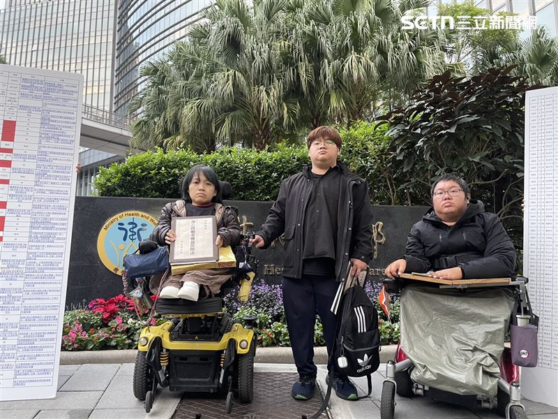 台灣身心障礙者自立生活聯盟秘書長林君潔等人移動至衛福部，與衛福部長石崇良會談。（圖／記者蔣季容攝影）
