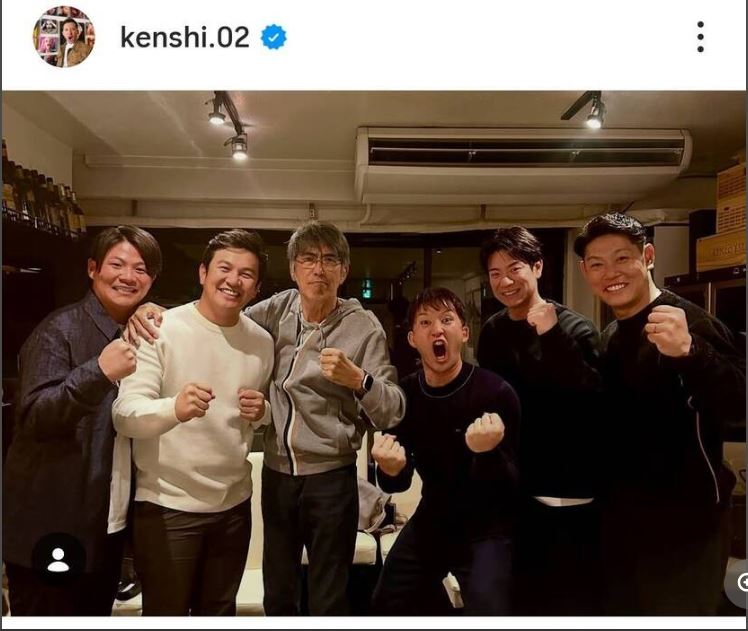 石橋貴明參加帝京高等學校棒球部OB會，身材偏瘦、頭髮也有些花白，但他握拳的力道依然十足。（圖／翻攝自杉谷拳士IG）