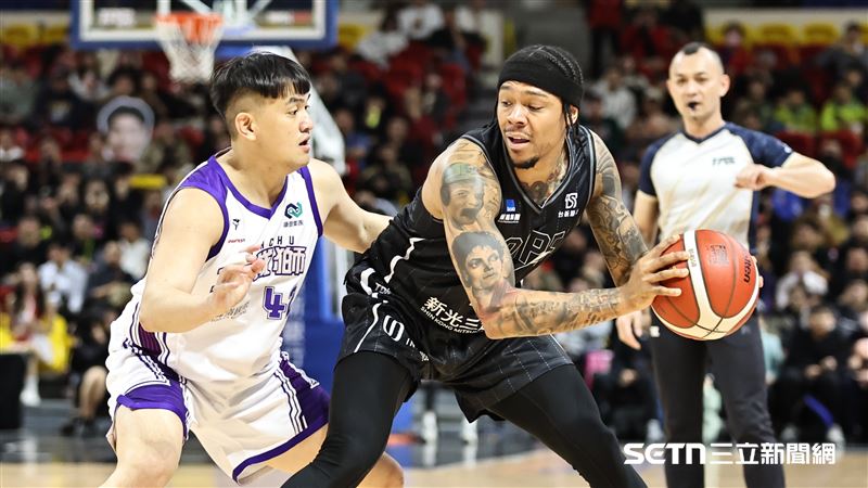 TPBL例行賽，台北戰神洋將洛夫頓持球遭到盧冠軒防守。（圖／記者劉彥池攝影）