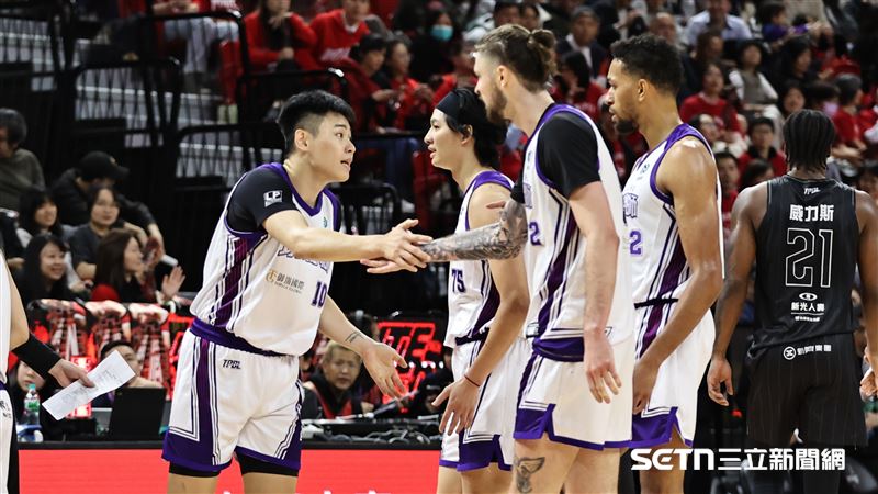 TPBL例行賽，攻城獅前鋒劉丞勳和隊友擊掌。（圖／記者劉彥池攝影）