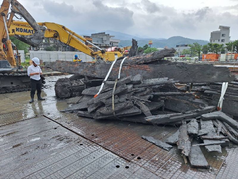 宜蘭挖出檜木木質構件　縣府初判應為漂流木宜蘭縣頭城鎮一處建築工地挖出一批檜木木質構件，縣府3日表示，根據相關時間點與材質，初判應是昔日漂流木，之後被人加工改造為其他用途，但為求審慎，後續將再邀考古遺址專家學者現勘。（圖/宜蘭縣文化局提供）