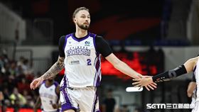 TPBL例行賽，攻城獅洋將德魯和隊友擊掌。（圖／記者劉彥池攝影）