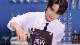 SUPER JUNIOR利特化身一日調酒師，為台粉調製專屬調酒。（圖／品牌業者提供）