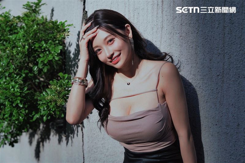 祈錦鈅接受三立新聞網專訪，分享演藝生活近況。（圖／記者趙于瑩攝影）