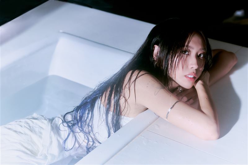 李芷婷與帥壯小奶弟合作拍ＭＶ，在浴缸激情纏綿。（圖／華納音樂提供）