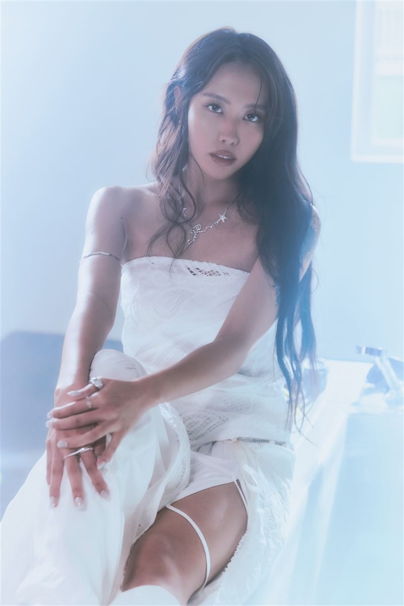 李芷婷與帥壯小奶弟合作拍ＭＶ，在浴缸激情纏綿。（圖／華納音樂提供）