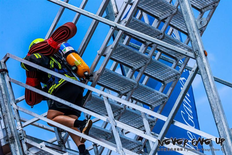 平日嚴謹訓練能提升全面性的體能素質，有助於消防員從容面對各項任務。（圖／王茜瑜攝影師提供）