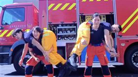江語庭（左）、楊敏加（右）兩位女性消防員輕鬆舉起男同事，臺中市消防局用幽默反差影片推廣全民運動。（圖／翻攝自臺中市消防局粉專）