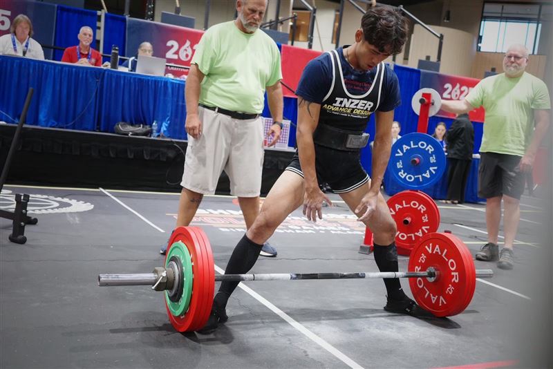 在世界警消運動會囊括個人臥推及健力（66kg組）雙金的李熙軍推坑自己女友報名參加全球極限體能鋼鐵大賽的混雙組。（圖／李熙軍提供）