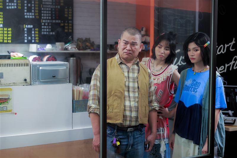 《有料偵探》充滿日劇幽默，左為陳萬號、中為17LIVE主播劉恬君甜甜、右為主播許淨淳XuDo。（圖／17LIVE提供）