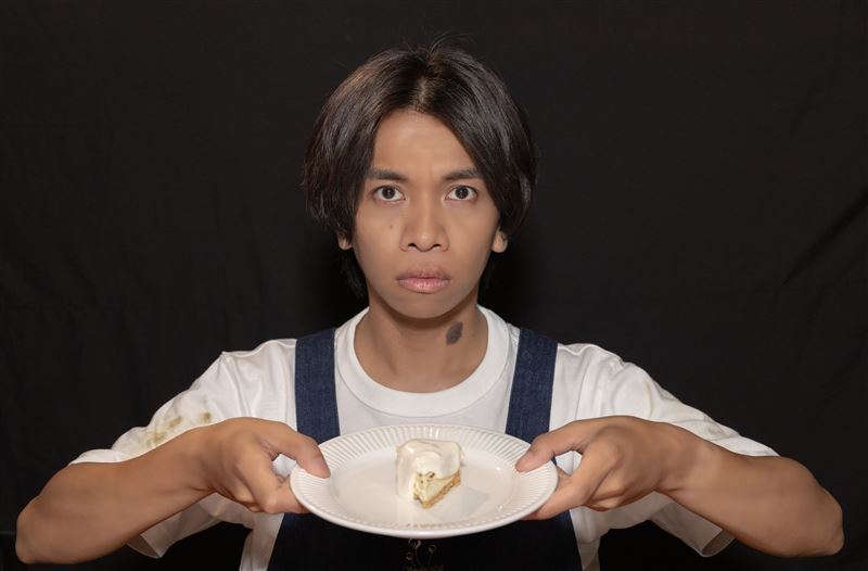 阿拉斯在片中黑化，成為殺人犯，脖子「胎記」也被導演Ｑ演戲。（圖／17LIVE提供）