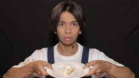 阿拉斯在片中黑化，成為殺人犯，脖子「胎記」也被導演Ｑ演戲。（圖／17LIVE提供）