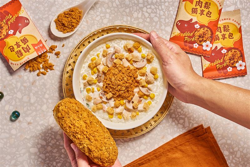 粥大福全新推出「懷舊肉鬆麵包粥」。(圖／粥大福提供)