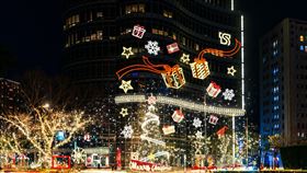 2025年「台新新光金控聖誕祭」12月5日盛大開跑，仁愛圓環總部大樓前打造15公尺高夢幻主樹，結合會動的星星與麋鹿、定時飄雪的互動裝置、璀璨光廊與摩天輪聖誕大道，吸引路人駐足拍照。點燈同步串聯40家品牌推出聖誕限定優惠，民眾完成指定任務還可獲得台新POINTS點數與限量禮品，為年末節慶注入浪漫與歡樂。（圖／台新新光提供） 