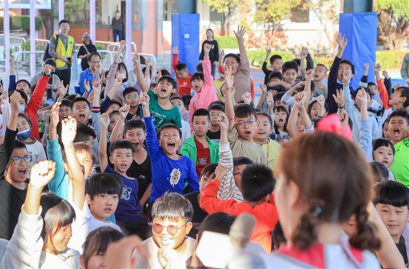 國泰公益集團持續以教育為核心落實永續行動，「2025年國泰卓越獎助計畫」頒發近千萬元獎助金，支持132組青年翻轉人生；同時啟動第24屆寒冬送暖行動，預計深入225所偏鄉小學、關懷逾1.8萬名學童，以實際行動串連社會影響力。（圖／國泰提供）