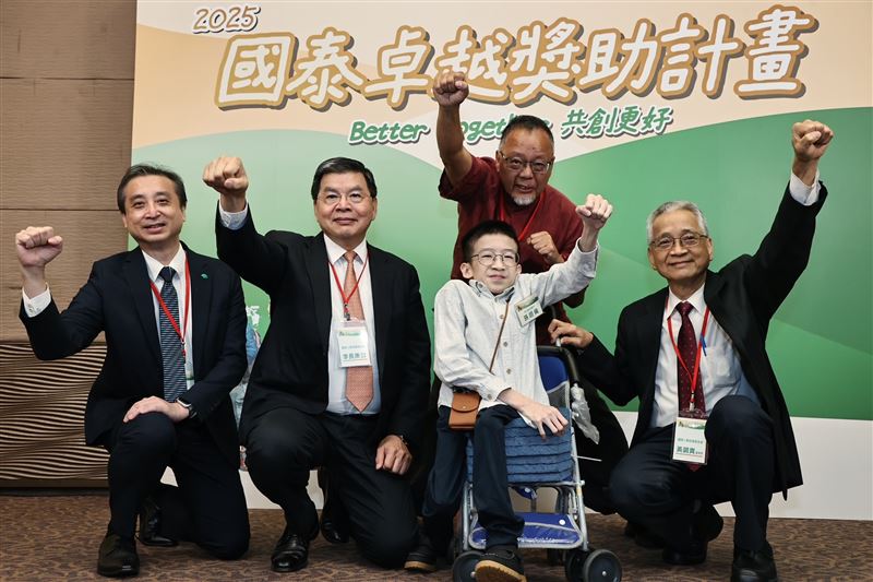 國泰公益集團持續以教育為核心落實永續行動，「2025年國泰卓越獎助計畫」頒發近千萬元獎助金，支持132組青年翻轉人生；同時啟動第24屆寒冬送暖行動，預計深入225所偏鄉小學、關懷逾1.8萬名學童，以實際行動串連社會影響力。（圖／國泰提供）