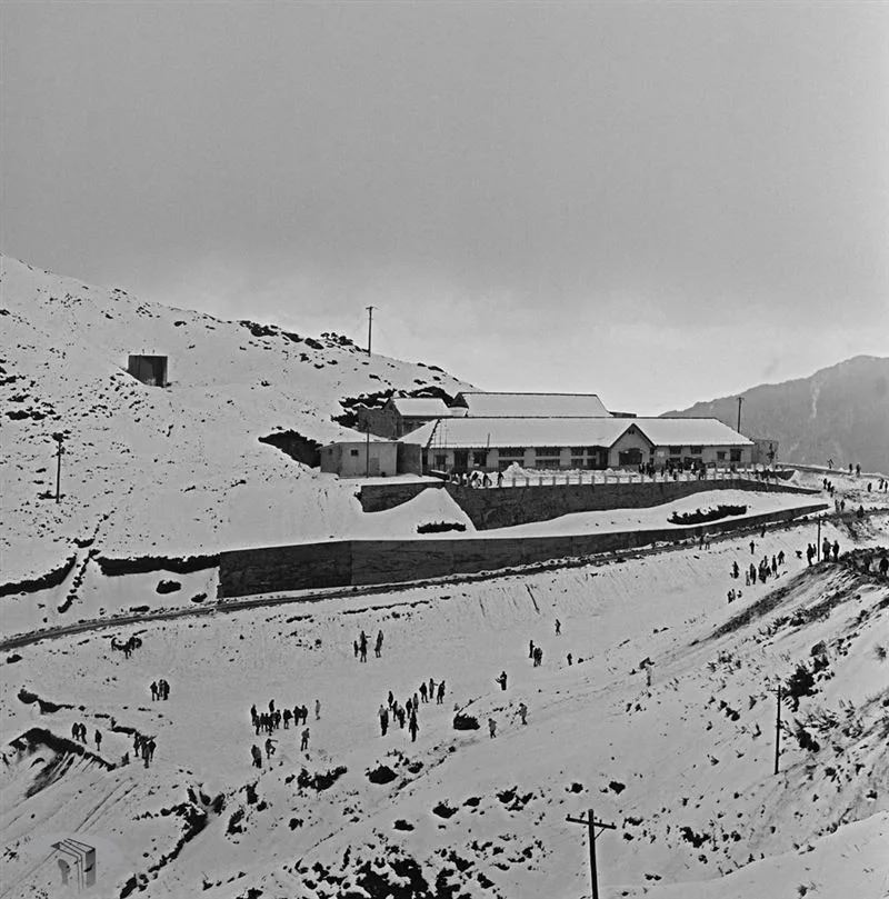 合歡山東峰至松雪樓，還闢建了400公尺長的雪場纜車，松雪樓旁興建「滑雪訓練中心」培養國手。（圖／翻攝自國發會臉書）