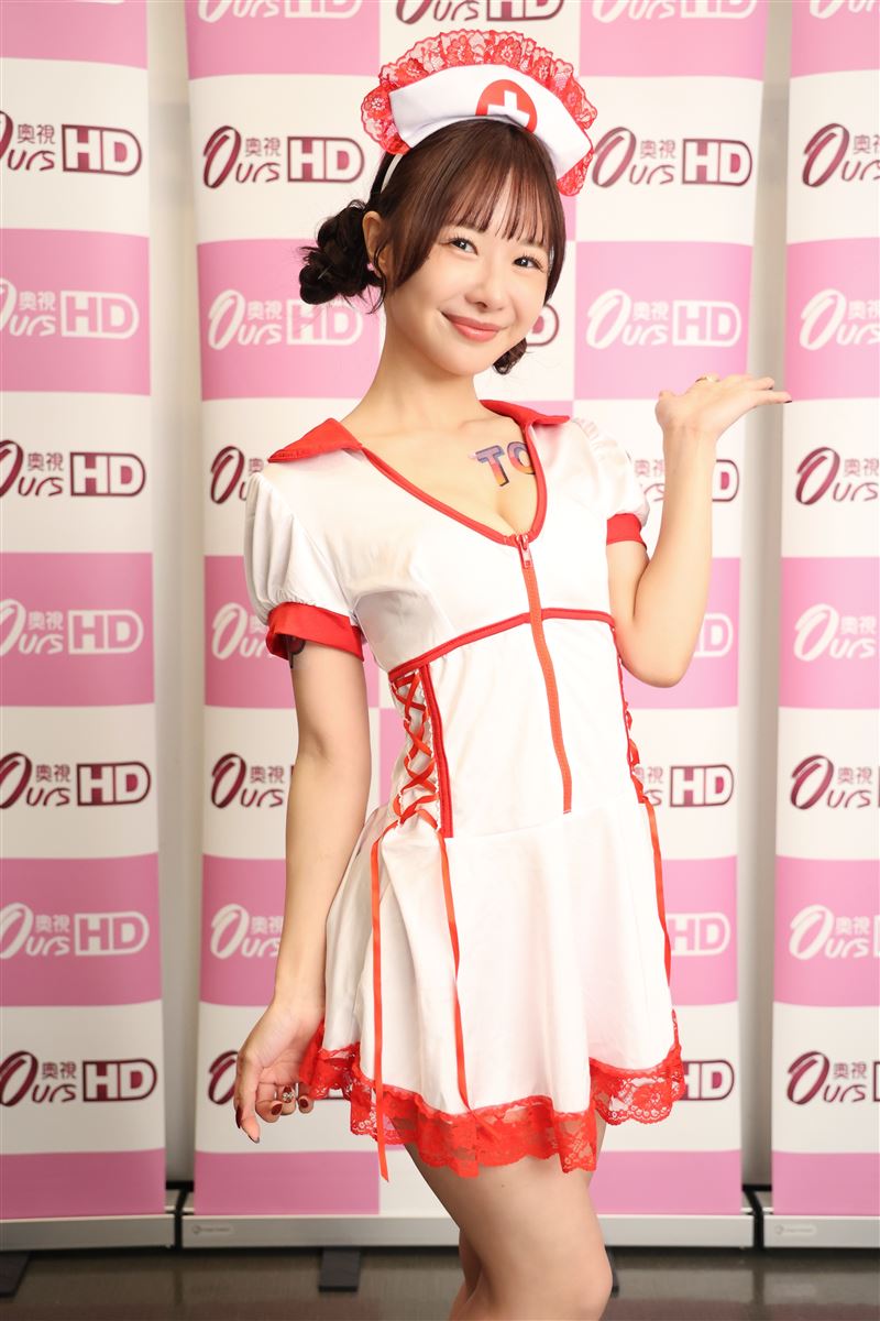 栗山莉緒以清新可愛的護士Look展現俏皮風格。（圖／攝影龐文宏提供）