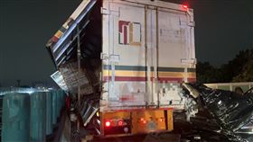 國道一號南下170.7K處今（4）日發生一起嚴重車禍。（圖／翻攝自《記者爆料網》）