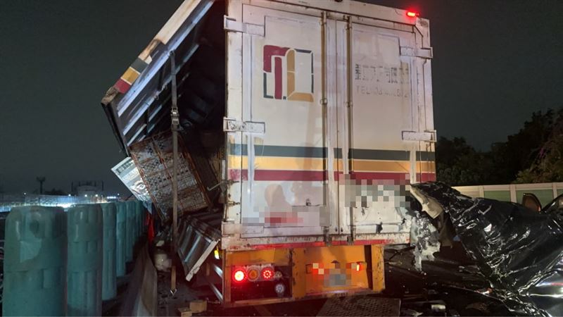 國一凌晨嚴重車禍「殘骸占全線」傷亡不明