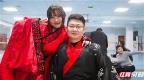 劉喜美與梁智斌在17年前的地震中結緣，如今攜手步入婚姻。（圖／翻攝自紅網）