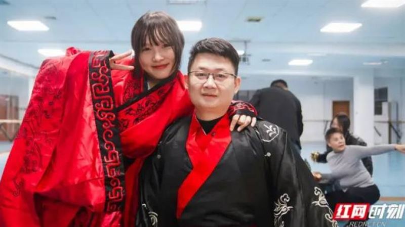 女孩大地震倖存　17年後嫁給救她的軍人